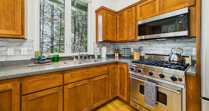 Coastal Canopy-Secluded home with ocean view and jetted tub. Sleeps 6