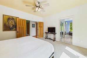 3 chambres, bureau, fer et planche à repasser, lit de bébé portatif