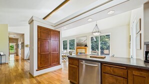 Una cocina amplia con armarios de madera, lavavajillas de acero inoxidable y una isla grande.