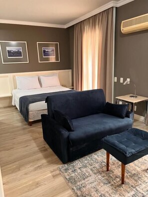 Deluxe Suite | Peralatan tempat tidur premium, gebar bulu kapas, tilam berlapik, meja 