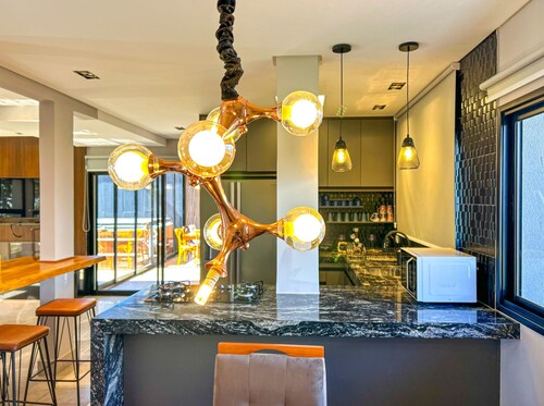 Casa com 4 Su tes Jacuzzi e Lareira Externa