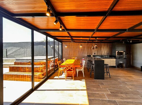 Casa com 4 Su tes Jacuzzi e Lareira Externa