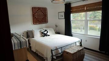 4 bedrooms, iron/ironing board, free WiFi, bed sheets