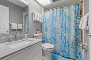 Séchoir à cheveux, serviettes fournies, savon, shampooing