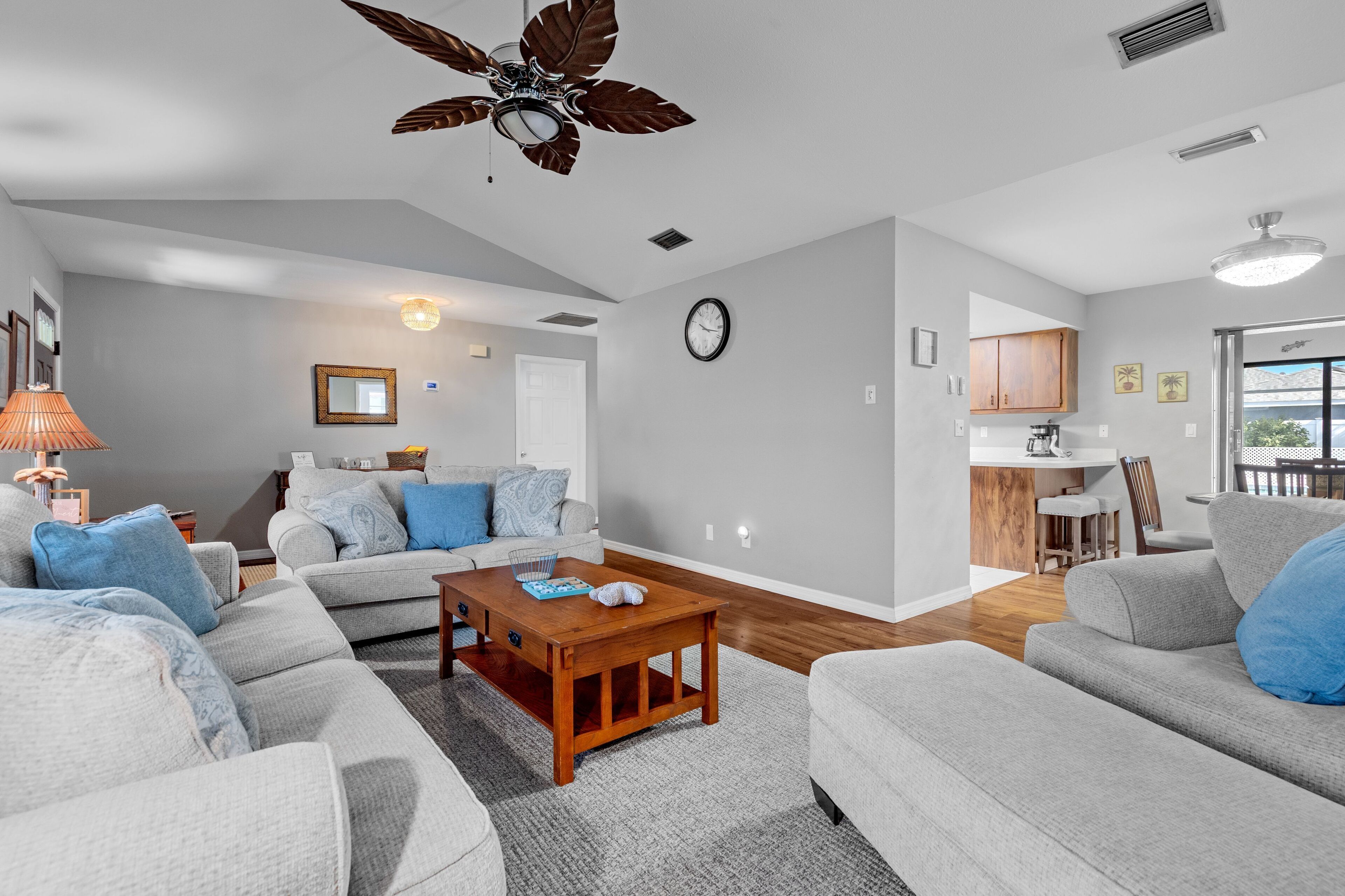 Télévision, cheminée, livres