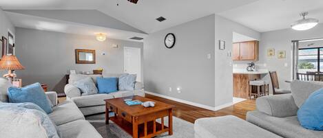 Fernseher, Kamin, Bücher