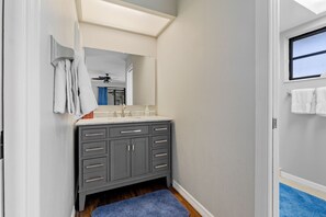 Séchoir à cheveux, serviettes fournies, savon, shampooing