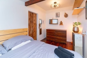 2 habitaciones, tabla de planchar con plancha, wifi y ropa de cama