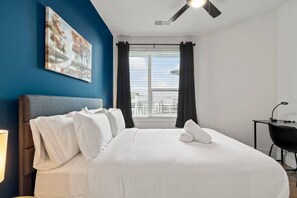 1 habitación, escritorio, tabla de planchar con plancha y cuna de viaje 