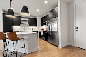 Fridge, microwave, oven, stovetop - Spacious 1BR Near Raymond James Stadium – Midtown (Tampa)