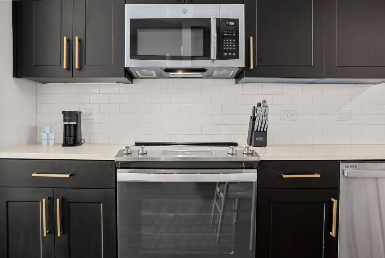 Een koelkast, een magnetron, een oven, een kookplaat