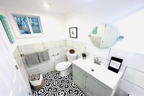 Hair dryer, towels, soap, toilet paper - Spacious Family Home - 8 min Niagara Falls NY - Free Parking - Fast WIFI  (Niagara Falls)