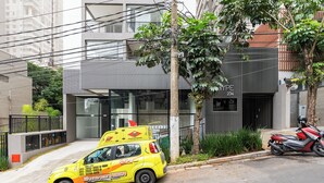 Un edificio moderno con entrada de vidrio y un letrero que dice "HYPE 234".
