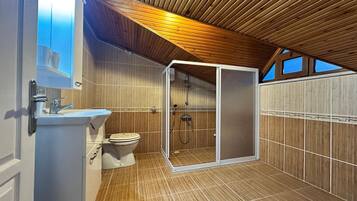 Biệt thự dành cho gia đình, quang cảnh biển | Phòng tắm | Buồng tắm vòi sen, khăn tắm, xà phòng, giấy vệ sinh