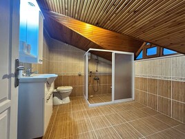 Villa familiar, vistas al mar | Baño | Ducha, albornoces, zapatillas y toallas