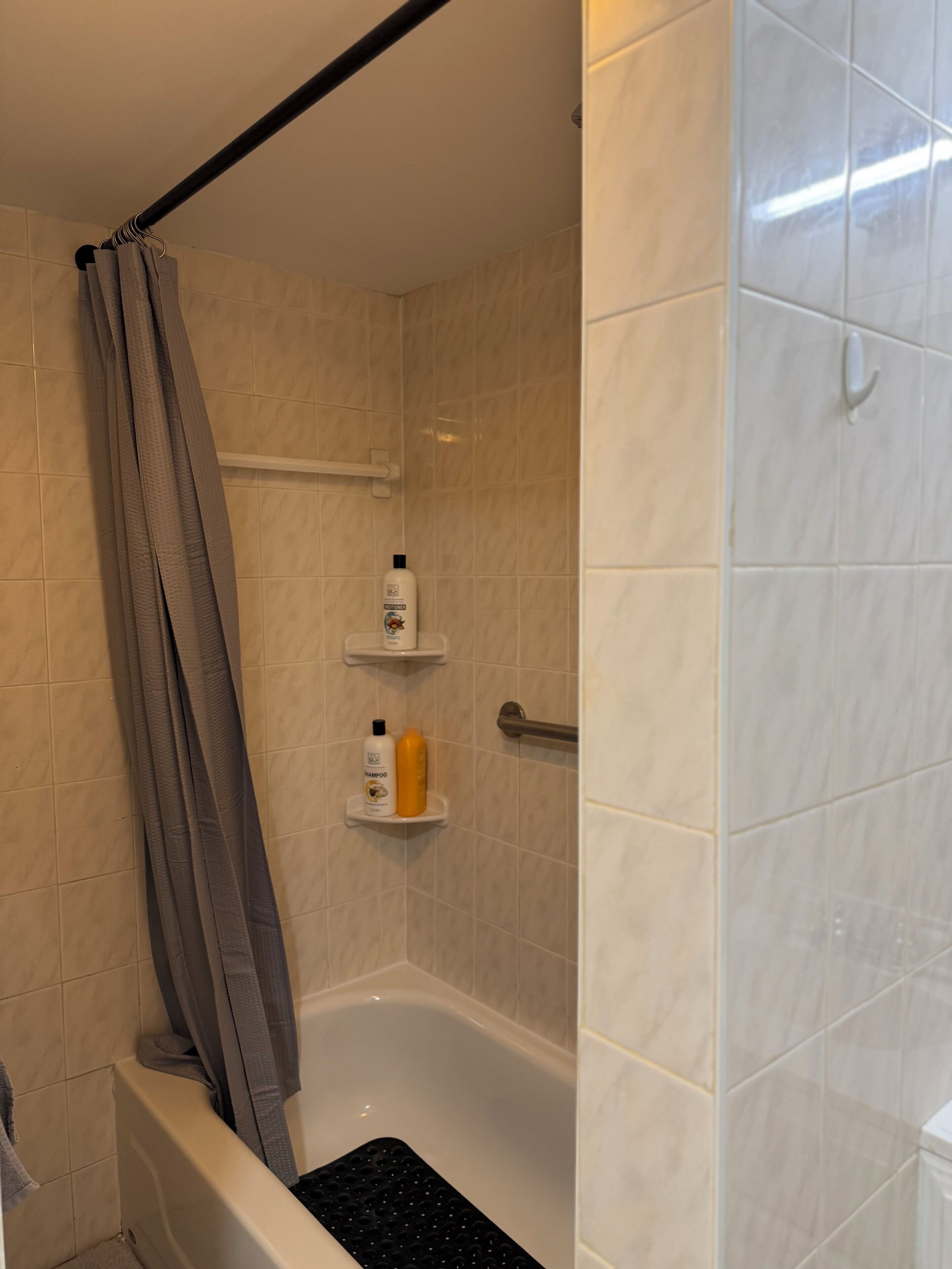 Haartrockner, Handtücher, Seife, Shampoo