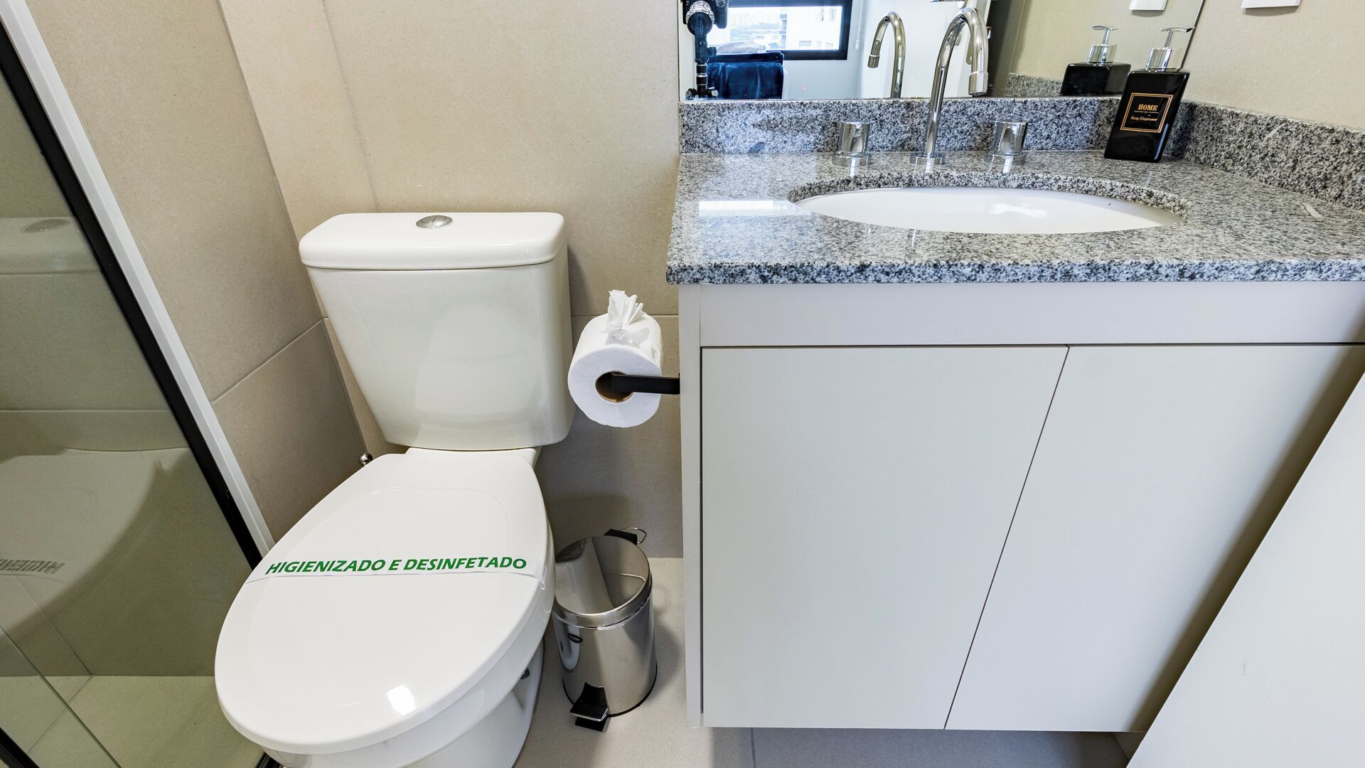 Ducha, artículos de higiene personal gratuitos y secador de pelo