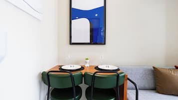 Espacio para trabajar con laptop y wifi gratis