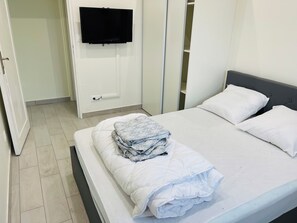3 bedrooms, iron/ironing board, free WiFi, bed sheets