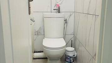 Dusche, Handtücher, Toilettenpapier