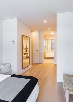 3 habitaciones, tabla de planchar con plancha, internet y ropa de cama 