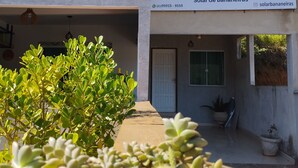 A two-story building with a sign for 'Solar de Bananeiras'. - Pousada Solar Bananeiras (Silva Jardim)