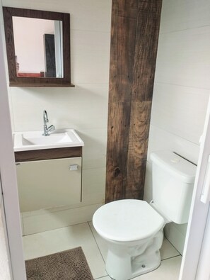 Quarto triplo standard | Banheiro | Chuveiro, toalhas de banho, papel higiênico