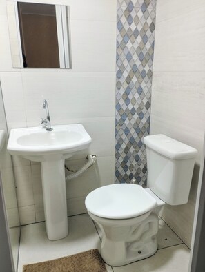 Habitación cuádruple estándar | Baño | Regadera, toallas, papel de baño