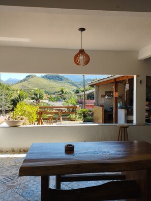 Café da manhã com buffet grátis todos os dias