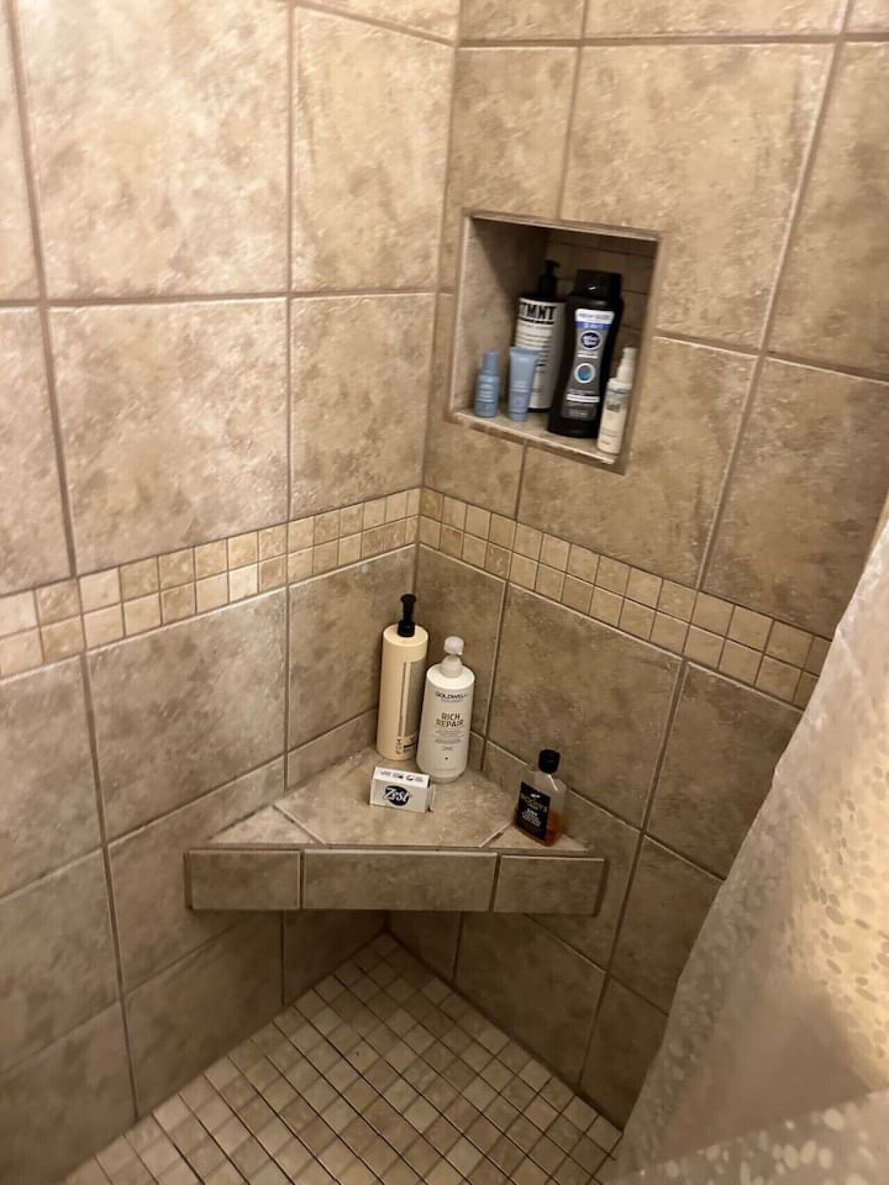 Een douche, een haardroger, handdoeken, zeep