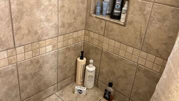 Een douche, een haardroger, handdoeken, zeep