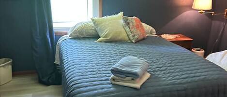 3 عدّة غرف نوم ومكواة/لوح كي وخدمة الإنترنت وملاءات أسرّة