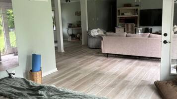 3 slaapkamers, een strijkplank/strijkijzer, internet, beddengoed