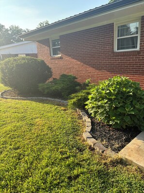 Property grounds - Welcoming 3-bedroom house with AC in charming Middlesboro (Middlesboro)
