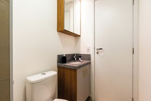 Dusche, kostenlose Toilettenartikel, Haartrockner, Handtücher