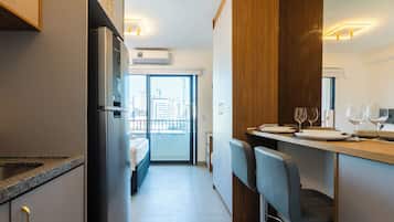 Jääkaappi, mikroaaltouuni, liesi, keittoastiat/astiat/ruokailuvälineet