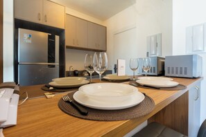 Geladeira, micro-ondas, cooktop, talheres/pratos/utensílios de cozinha