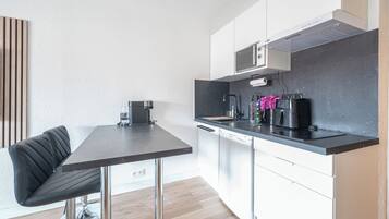 冰箱、微波炉、烤箱、炉灶