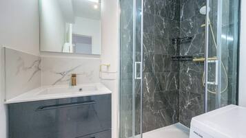 淋浴设施、吹风机、毛巾、肥皂