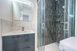 Douche, sèche-cheveux, serviettes fournies, savon
