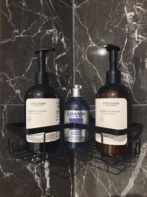 Douche, sĂšche-cheveux, serviettes fournies, savon