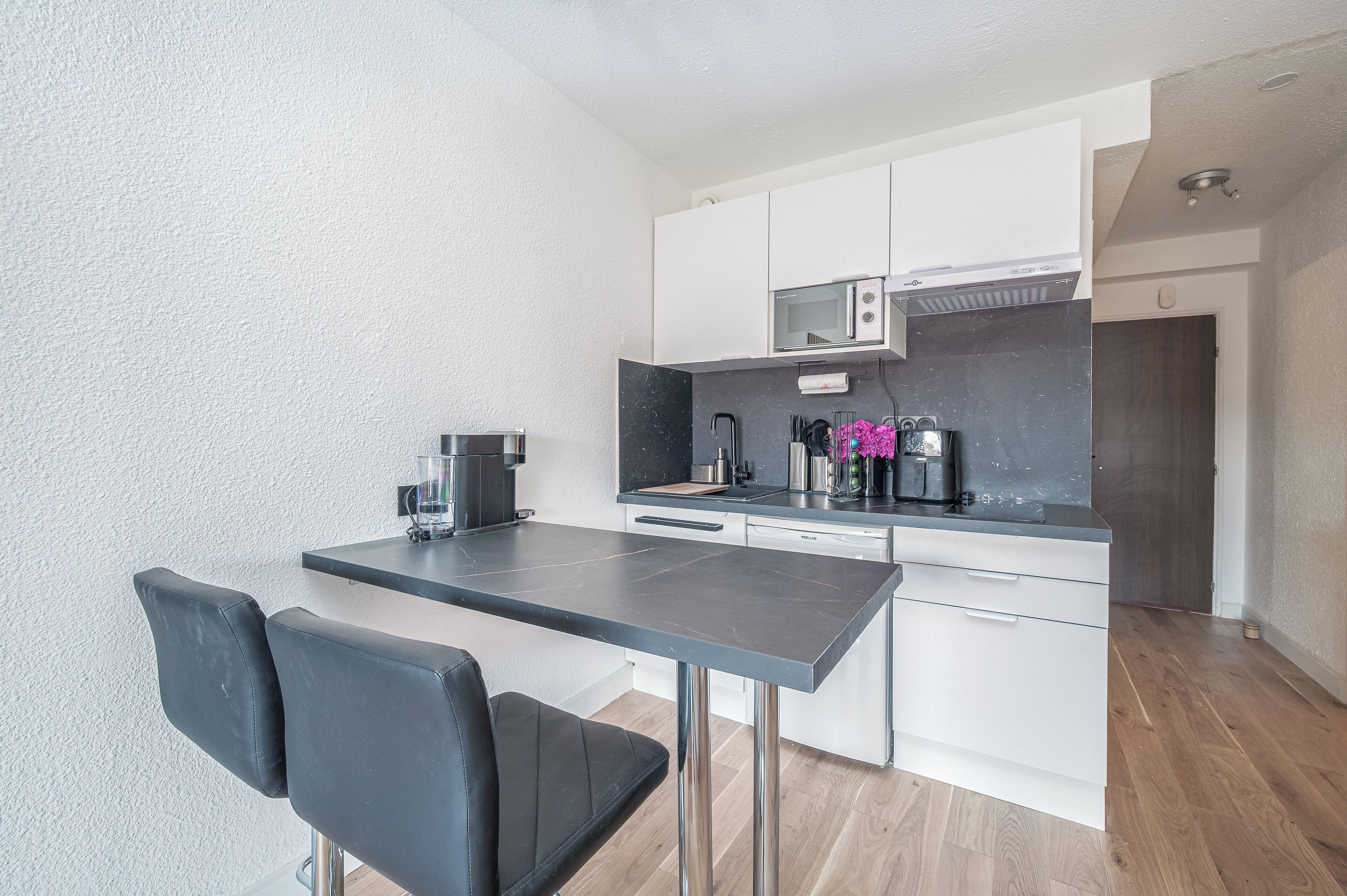 Réfrigérateur, micro-ondes, four, plaque de cuisson