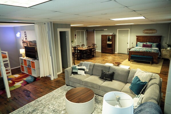 TV - Beautiful sleeps 6 apartment, walking distance to Downtown Pilot Mountain Unit 1 (Pilot Mountain)