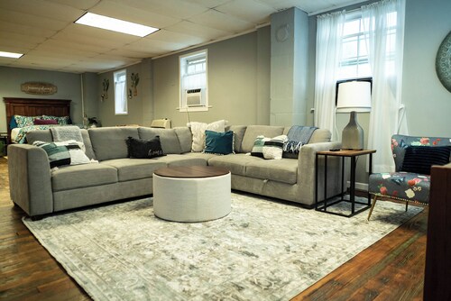 Beautiful sleeps 6 apartment, walking distance to Downtown Pilot Mountain Unit 1