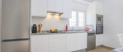 Réfrigérateur, micro-ondes, four, plaque de cuisson