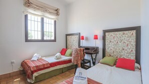 4 Schlafzimmer, Bügeleisen/Bügelbrett, Reisekinderbett, WLAN