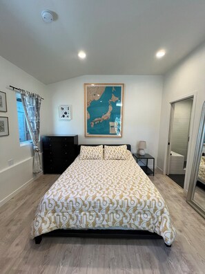 1 bedroom, desk, free WiFi, bed sheets - The Hidden Farmhouse - Perfect for Travel Nurses, Medical Students, and More! (Los Angeles)