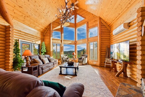 The Log Out Lodge, formerly Heaven's Peak, is a 5-bedroom cabin near Midtown