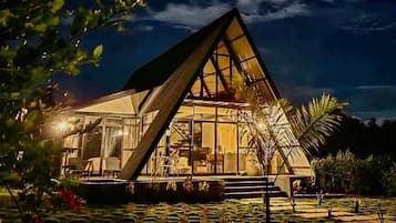 Premier Cottage, Private Pool, Valley View | Egyptian cotton sheets, premium bedding, down duvets, minibar