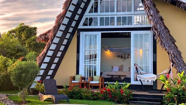 A house with a thatched roof, a swimming pool, and a garden. - El Resort de Yanashpa - Tarapoto (Cacatachi)